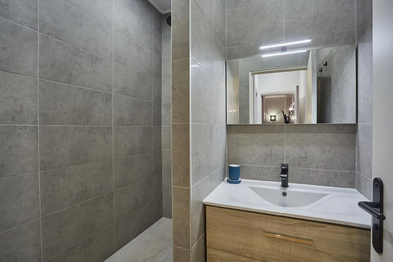 Apartment Center Of Paris By Studio Prestige