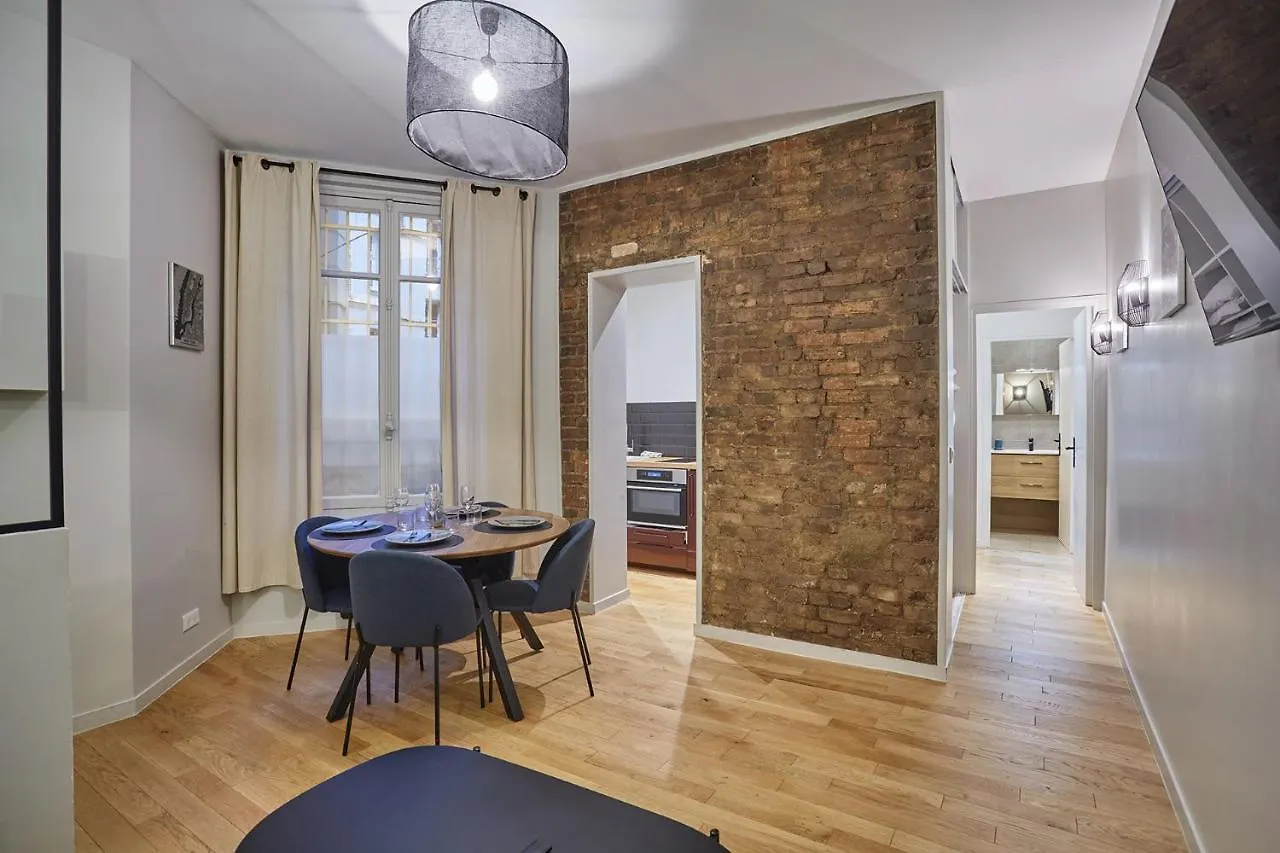 Apartment Center Of Paris By Studio Prestige